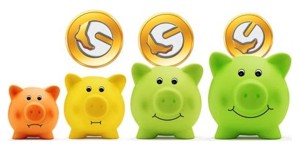 Bild einer Reihe von Sparschweinen in verschiedenen Farben mit Münzen darüber